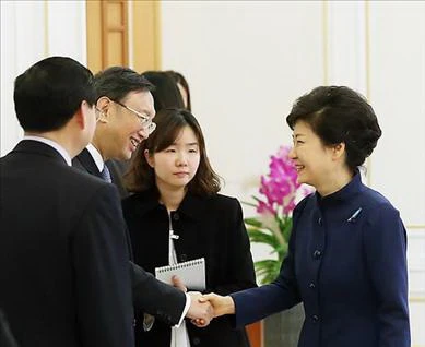 Bà Park Geun-hye bắt tay ông Dương Khiết Trì. (Nguồn: yonhap)