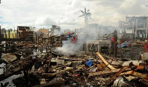 Cảnh đổ nát sau khi bão Haiyan đi qua. (Nguồn: AFP)