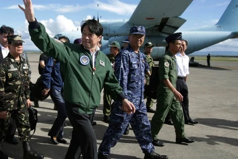 Bộ trưởng Quốc phòng Nhật bản Itsunori Onodera tại sân bay thành phố Tacloban. (Nguồn: AP)