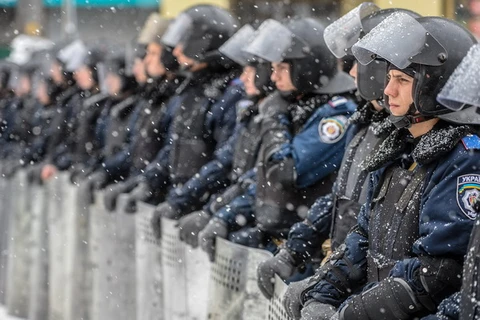 Cảnh sát triển khai bảo vệ các Bộ trưởng trong Nội các ở Kiev ngày 9/12. (Nguồn: AFP/TTXVN)