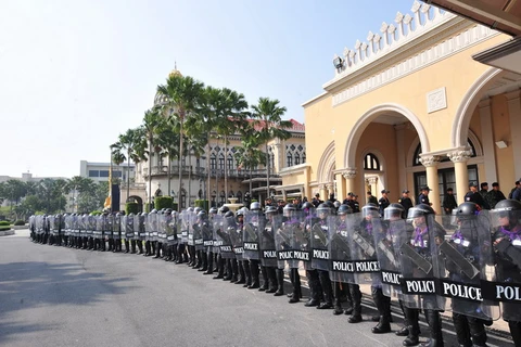 Cảnh sát chống bạo động Thái Lan gác bên ngoài tòa nhà chính phủ ở thủ đô Bangkok ngày 12/12. (Nguồn: THX/TTXVN)