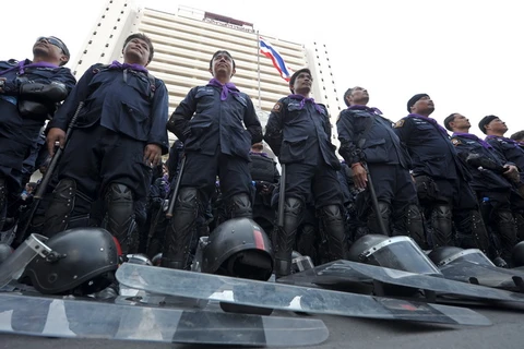 Cảnh sát Thái Lan gác bên ngoài Tổng hành dinh cảnh sát quốc gia ở Bangkok. (Nguồn: AFP/TTXVN)
