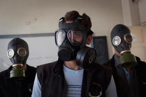 Đeo mặt nạ chống độc nhằm đối phó vũ khí hóa học tại Syria. (Nguồn: AFP)