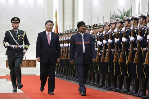 Chủ tịch Trung Quốc Tập Cận Bình (trái) và Tổng thống Bolivia Evo Morales trong lễ duyệt binh. (Nguồn: thenews.com.pk)