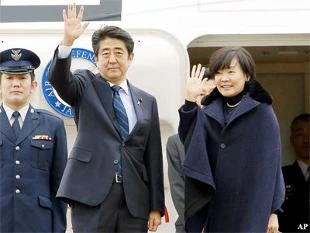 Thủ tướng Nhật Bản Shinzo Abe và phu nhân. (Nguồn: indiatimes.com)