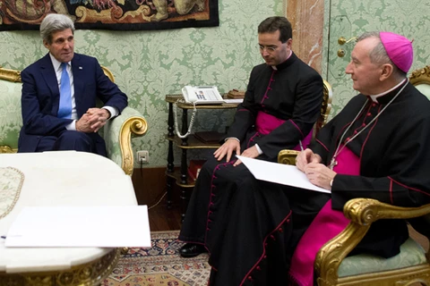 Ông John Kerry đã có cuộc hội đàm dài gần hai giờ với Tổng giám mục Pietro Parolin. (Nguồn: catholicworldreport.com)