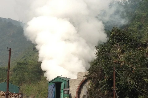 Hiện tại trong lò vẫn cháy, khói bốc lên dữ dội. (Ảnh: Hoàng Nguyễn/Vietnam+)