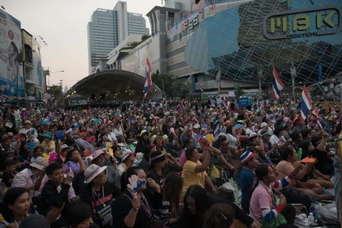 Người biểu tình chống chính phủ tập trung bên ngoài trung tâm mua sắm MBK ở Bangkok ngày 16/1. (Nguồn: AFP/TTXVN)