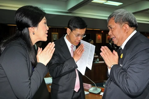 Thủ tướng tạm quyền Yingluck Shinawatra (trái) Tổng thư ký Ủy ban bầu cử Thái Lan Puchong Nutrawong (phải) tham dự diễn đàn. (Nguồn: AFP/TTXVN)