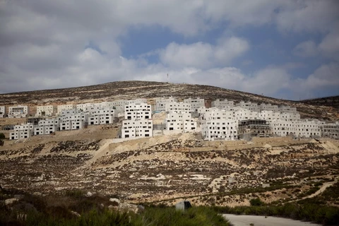 Công trình xây dựng khu định cư mới ở Givat Zeev, Khu Bờ tây, phía bắc Jerusalem ngày 12/11/2013. (Nguồn: AFP/TTXVN)