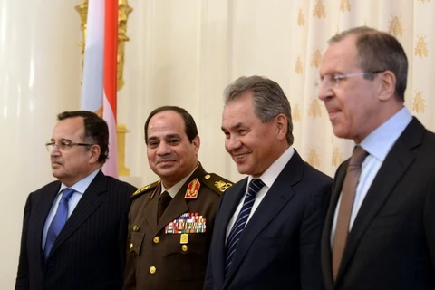 Ngoại trưởng Nga Sergei Lavrov (phải) và Bộ trưởng Quốc phòng Sergei Shoigu (thứ hai, phải) với Ngoại trưởng Ai Cập Nabil Fahmy (trái) và Tham mưu trưởng Quân đội Abdel Fattah al-Sisi (thứ hai, trái). (Nguồn: AFP/TTXVN)