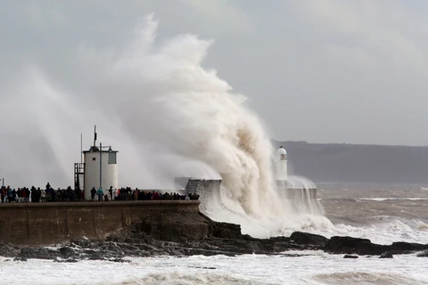 Sóng lớn tại cảng Porthcawl, phía Nam xứ Wales ngày 8/2. (Nguồn: AFP/TTXVN)