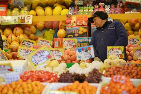 Khách hàng chọn mua hoa quả tại một cửa hàng ở Thượng Hải ngày 9/1. (Nguồn: AFP/TTXVN)