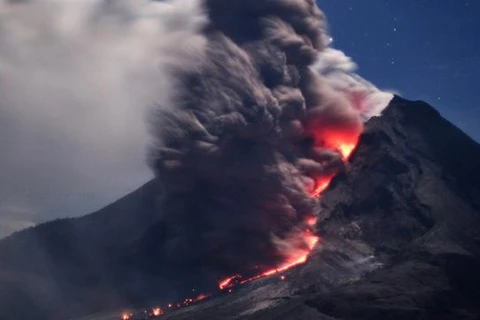 Ngọn núi lửa Kelud ở Đông Java tiếp tục phun trào tạo ra các đám mây tro bụi. (Nguồn: skynews.com.au)