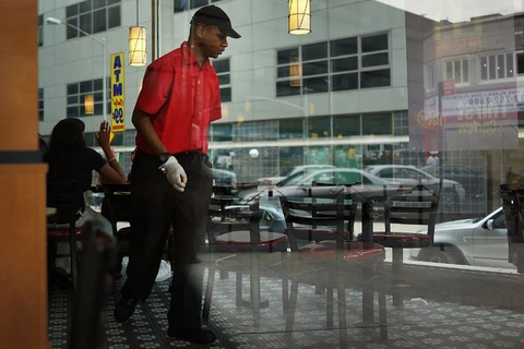 Một nhân viên trong cửa hàng McDonald’s ở Mỹ. (Nguồn: Getty Images)