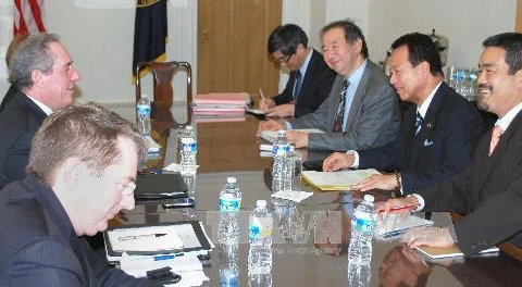 Đại diện Thương mại Mỹ Michael Froman (trái) đã có cuộc gặp với Bộ trưởng phụ trách đàm phán hiệp định Đối tác xuyên Thái Bình Dương (TPP) của Nhật Bản Akira Amari (thứ 2 phải). (Nguồn: Kyodo/TTXVN)