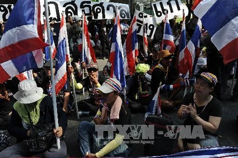 Người biểu tình chống chính phủ tuần hành bên ngoài trụ sở cảnh sát quốc gia tại Bangkok ngày 26/2. (Nguồn: AFP/TTXVN)