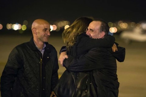 Nhà báo Tây Ban Nha Marc Marginedas trong niềm vui về với gia đình. (Nguồn: ABC)
