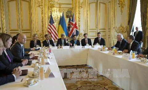 Ngoại trưởng lâm thời Ukraine Andrii Deshchytsia (phải), Ngoại trưởng Anh William Hague (thứ ba, trái) và Ngoại trưởng Mỹ John Kerry (thứ sáu, trái) tại Hội nghị về "Thỏa thuận Budapest" ở Paris ngày 5/3. (Nguồn: AFP/TTXVN)