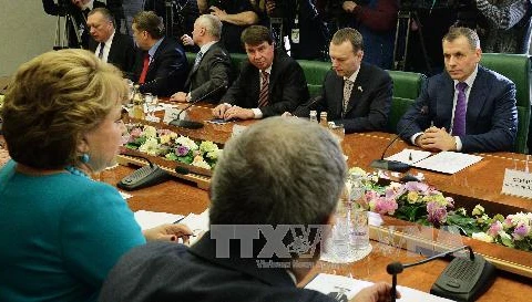 Chủ tịch Nghị viện Cộng hòa tự trị Crimea Vladimir Konstantinov (phải) và Chủ tịch Thượng viện Nga Valentina Matviyenko (trái) trong cuộc gặp ở Moskva (Nga) ngày 7/3. (Nguồn: AFP/TTXVN)