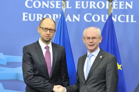 Chủ tịch Hội đồng EU Herman Van Rompuy (phải) và Thủ tướng tạm quyền Ukraine Arseniy Yatsenyuk trước cuộc họp về tình hình Ukraine ở Brussels ngày 6/3. (Nguồn: AFP/TTXVN)