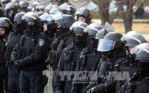 Cảnh sát chống bạo động Ukraine gác bên ngoài trụ sở cơ quan chính quyền thành phố miền đông Donetsk ngày 8/3. (Nguồn: AFP/TTXVN)