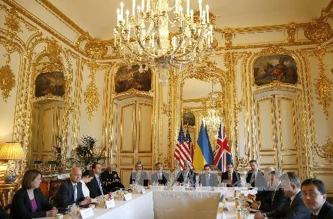 Ngoại trưởng lâm thời Ukraine Andrii Deshchytsia (phải), Ngoại trưởng Anh William Hague (thứ ba, trái) và Ngoại trưởng Mỹ John Kerry (thứ sáu, trái) tại Hội nghị về "Thỏa thuận Budapest" ở Paris ngày 5/3. (Nguồn: AFP/TTXVN)