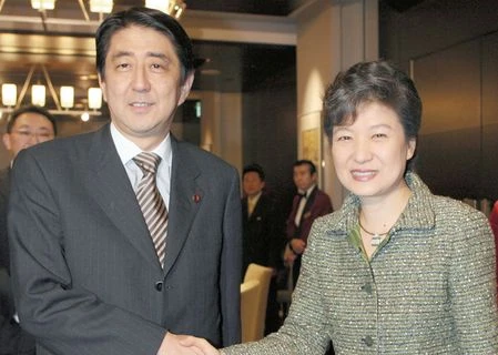 Thủ tướng Shinzo Abe và Tổng thống Park Geun-hye. (Nguồn: kabar24.com)