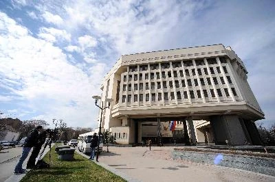 Quang cảnh bên ngoài trụ sở nghị viện của Crimea tại thủ phủ Simferopol ngày 14/3. (Nguồn: THX/TTXVN)