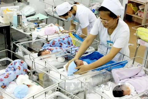 Chăm sóc trẻ sơ sinh tại bệnh viện. Ảnh minh họa. (Nguồn: TTXVN)