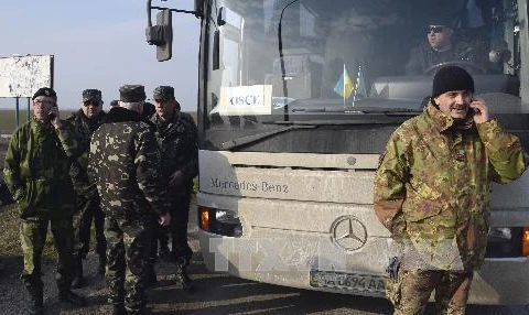 Các thành viên OSCE tại trạm kiểm soát cửa ngõ vào Crimea ngày 7/3. (Nguồn: AFP/ TTXVN)
