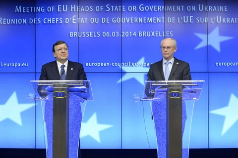 Chủ tịch Ủy ban Châu Âu Jose Manuel Barroso (trái) và Chủ tịch Hội đồng châu Âu Herman Van Rompuy trong buổi họp báo sau khi kết thúc Hội nghị về Ukraine. (Nguồn: THX/TTXVN)