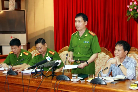 Đại tá Dương Văn Giáp, Trưởng phòng Cảnh sát điều tra tội phạm về trật tự xã hội (PC45, Công an Hà Nội) trả lời báo chí tại cuộc họp báo về vụ án Thẩm mỹ viện Cát Tường. (Ảnh: Doãn Tấn/TTXVN)