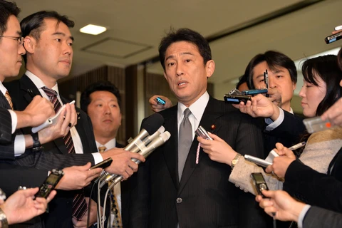 Ngoại trưởng Fumio Kishida (giữa ). (Nguồn: AFP/TTXVN)