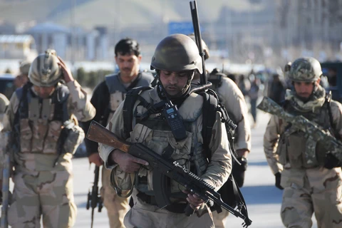 Cảnh sát Afghanistan tại hiện trường vụ tấn công văn phòng bầu cử ở Kabul. (Nguồn: THX/TTXVN)