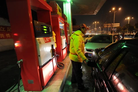Xếp hàng chờ mua xăng trước giờ tăng giá tại thủ phủ Hợp Phì, tỉnh An Huy, miền Đông Trung Quốc. (Nguồn: AFP/TTXVN)