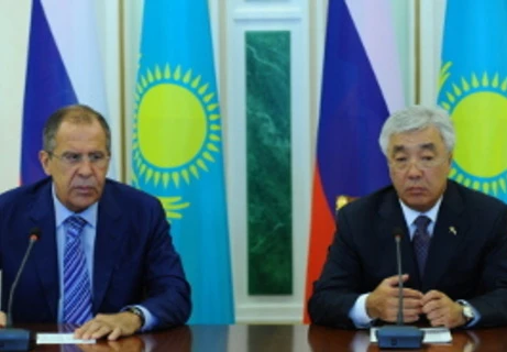 Ngoại trưởng Kazakhstan Erlan Idrisov và Ngoại trưởng Nga Sergei Lavrov. (Nguồn: azernews.az)