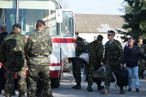Lính thủy đánh bộ Ukraine rời khỏi đơn vị ở thành phố cảng Feodosiya, miền đông Crimea ngày 24/3. (Nguồn: AFP/TTXVN)