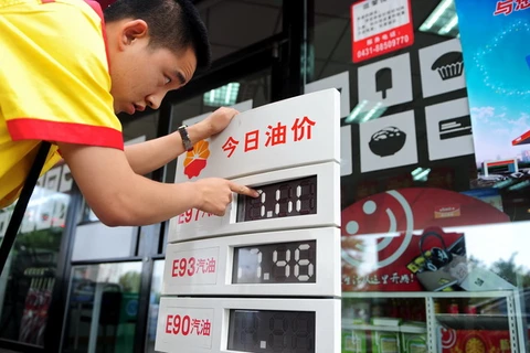 Điều chỉnh giá tại một trạm bán xăng ở Trường Xuân, thủ phủ tỉnh Cát Lâm, miền Đông Bắc Trung Quốc. (Nguồn: THX/TTXVN)