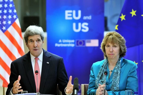 Ngoại trưởng Mỹ John Kerry (trái) và Cao ủy phụ trách chính sách an ninh, đối ngoại của EU Catherine Ashton. (Nguồn: AFP/TTXVN)
