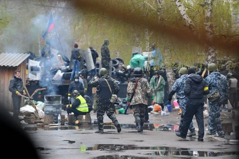 Các tay súng gác bên ngoài đồn cảnh sát địa phương ở Slaviansk. (Nguồn: AFP/TTXVN)