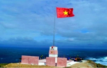 Quảng Ngãi: Thắp sáng cột cờ Tổ quốc trên đảo Lý Sơn