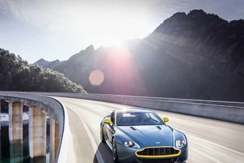 Aston Martin lại giới thiệu V8 Vantage GT và DB9 Carbon
