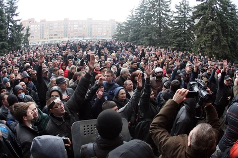 Người biểu tình phản đối chính quyền bên ngoài trụ sở cơ quan cảnh sát ở thành phố Horlivka, gần Donetsk ngày 14/4. (Nguồn: AFP/TTXVN)