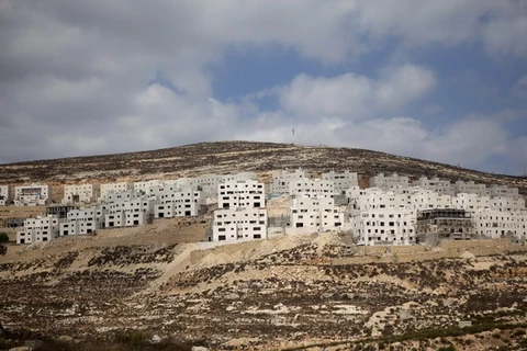 Công trình xây dựng khu định cư mới ở Givat Zeev, Khu Bờ tây, phía bắc Jerusalem. (Nguồn: AFP/TTXVN)