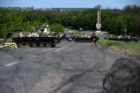 Binh lính Ukraine tại một trạm kiểm soát ở thành phố Slavyansk ngày 6/5. (Nguồn: AFP/TTXVN)