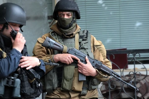 Binh sỹ Ukraine gác tại trạm kiểm soát gần thành phố Slavyansk ngày 5/5. (Nguồn: AFP/TTXVN)