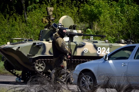Binh sỹ Ukraine gác tại trạm kiểm soát gần thành phố Slavyansk ngày 6/5. (Nguồn: AFP/TTXVN)