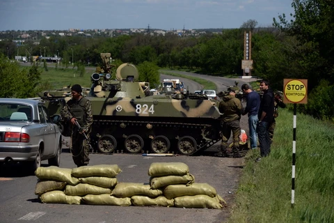 Binh sỹ Ukraine gác tại trạm kiểm soát gần thành phố Slavyansk ngày 6/5. (Nguồn: AFP/TTXVN)