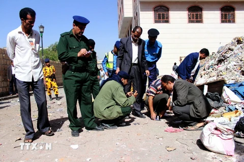 Lực lượng an ninh Yemen điều tra tại hiện trường vụ nổ bom ở Sanaa ngày 5/5. (Nguồn: AFP/TTXVN)